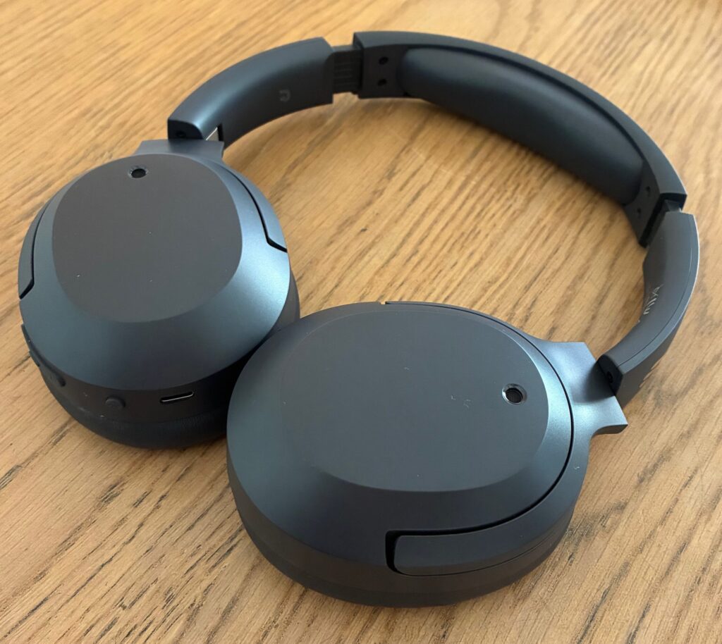 平たくなったEdifier W820NB Plus Gen2を斜めから見た写真