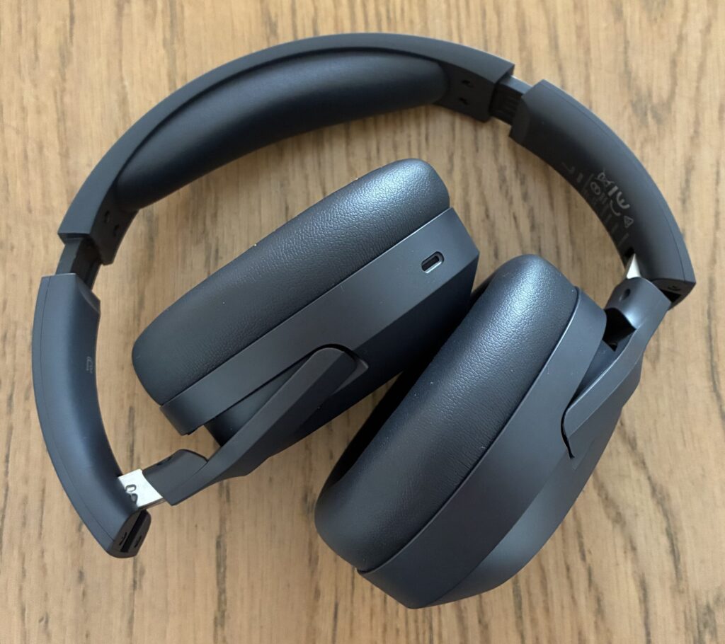 折りたたんでコンパクトになったEdifier W820NB Plus Gen2の写真