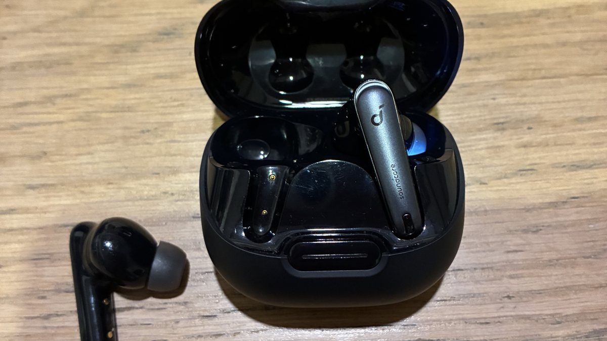 通勤で使っているAnker Soundcore Liberty 4 NCの実物。片方をケースから取り出したところ