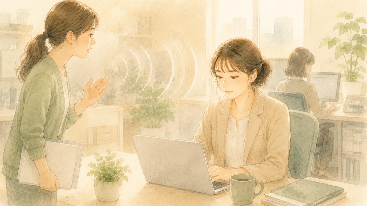 後ろから同僚に声をかけられても、イヤホンで気づかない様子の水彩イラスト