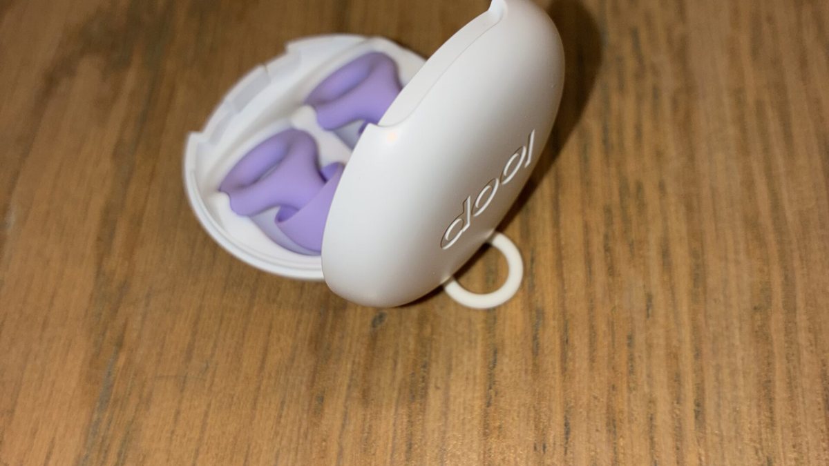 専用ケースに入れたLoop Quietの耳栓。職場の休憩中に使っている実物